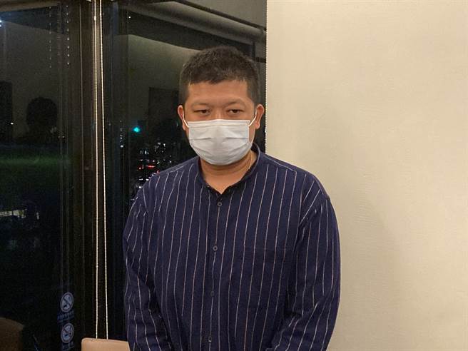 中信兄弟教练陈江和解释「掐脖」事件，并再次道歉。（邓心瑜摄）