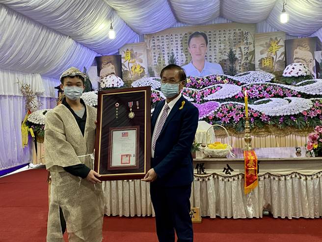 25日简小队长公祭，南投县长林明溱（右）担任治丧委员会主委，亲自颁发三等楷模奖章。（黄立杰摄）
