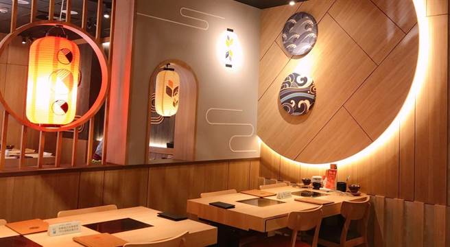 聚北海道锅物用餐空间融合日式祭典元素、以暖色系木作打造惬意氛围。（王品集团提供）
