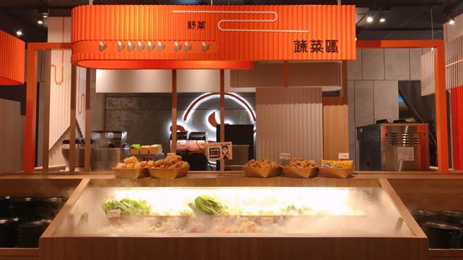 聚新概念店提供野菜、副食自助吧。（王品集团提供）