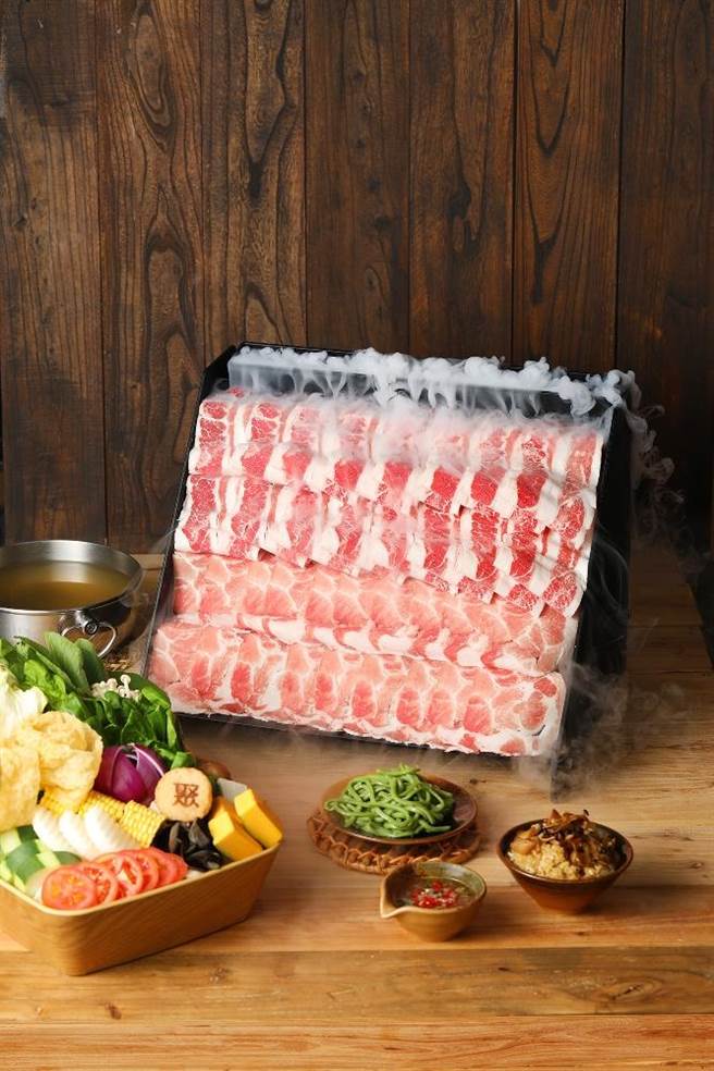 「浮夸放纵系双人肉肉聚」，主打现点现刨、重达1公斤的「肉肉瀑布」。（王品集团提供）