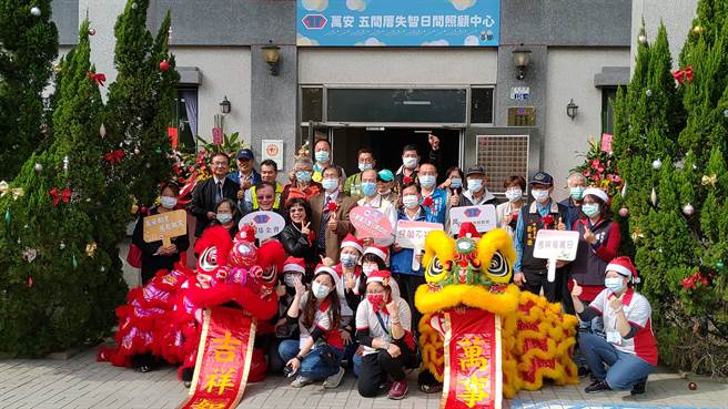 新营五间厝失智日间照顾中心25日举行揭牌仪式。（台南市社会局提供／刘秀芬台南传真）