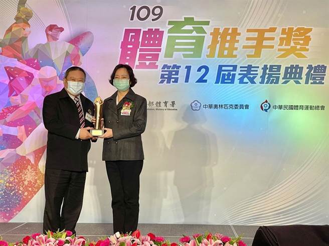 中华奥林匹克委员会林鸿道主席(左)颁发「体育推手奖」予集保结算所，由景广俐副总经理(右)代表领奖。图／集保提供