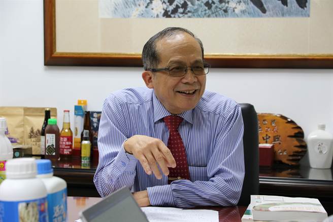 中兴大学植物病理学系特聘教授兼副校长黄振文，推动农业无毒防治有成效，获颁行政院杰出科技贡献奖。（兴大提供／林欣仪台中传真）