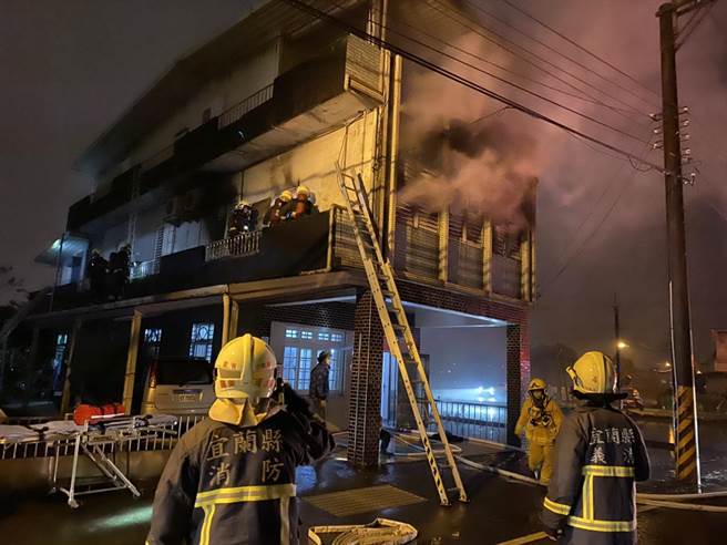 宜兰县罗东镇傍晚发生民宅火警，有两名女子被浓烟 呛昏送医救治。（宜兰县政府消防局提供／胡健森宜兰传真）