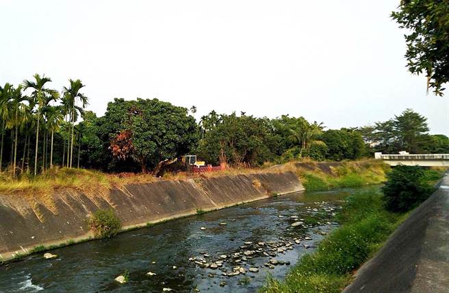 潮州镇明年初开始兴建污水下水道系统，水资中心（污水处理厂）将盖在怪手处，完工后将能大幅改善民治溪污染情形。（潘建志摄）