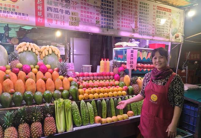 邱老板娘感谢顾客长年支持。(照片/游定刚 拍摄)