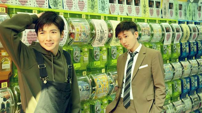 郭雪芙、谢沛恩不时偷偷较劲看谁的头髮短。（海鹏提供）