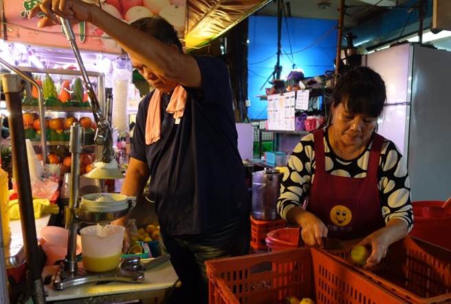 张老板夫妻俩为养5儿女长大，北上打拚多年。(照片/游定刚 拍摄)