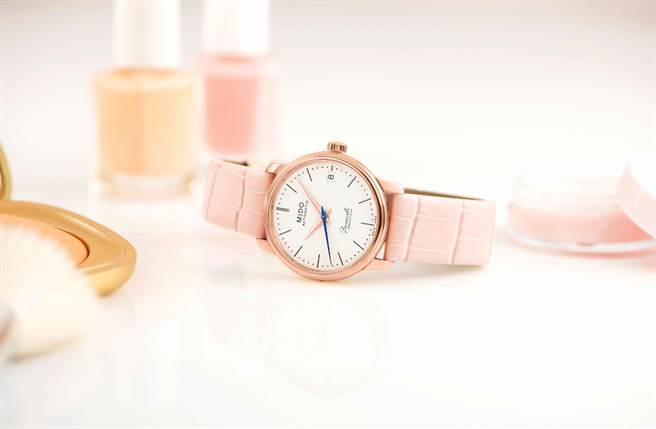 淡粉色霧面鱷魚壓紋小牛皮真皮錶帶，飾以PVD玫瑰金不鏽鋼針扣，與PVD玫瑰金不鏽鋼錶殼相互輝映。（圖／品牌提供）