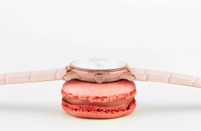 腕錶厚度僅有7.15mm，錶直徑33mm，纖薄簡約盡顯低調奢華。（圖／品牌提供）