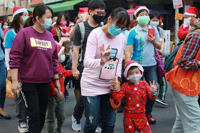 伊甸基金会东港早疗中心利用耶诞节举办「宝贝慢飞天使圣诞踩街」活动，身障青年上向民眾报佳音并分送小礼物。（潘建志摄）