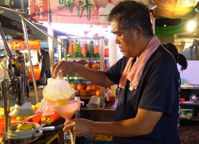 张老板坚持选用新鲜蔬果，现打现榨。(照片/游定刚 拍摄)