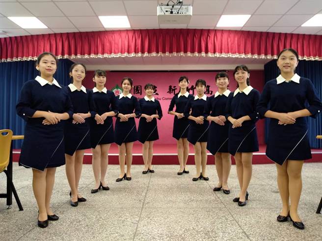 新竹高商亲善大使成军11年，必须经过严格的美姿美仪训练，更考验临场反应。（邱立雅摄）