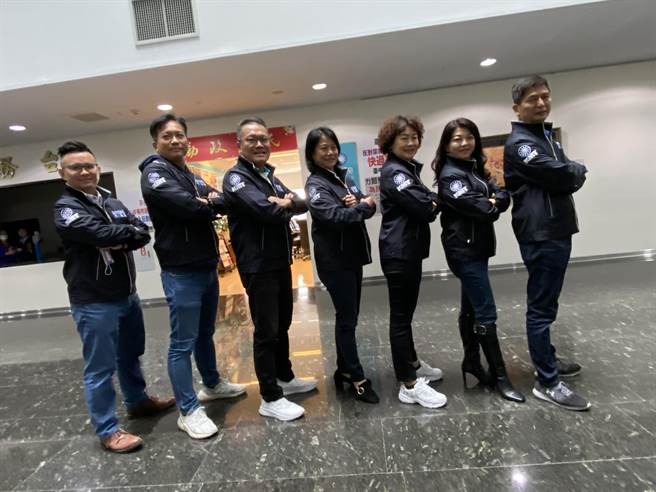 台中市国民党团秀出党团的新制服，飞行夹克的黑色外套，展现年轻朝气（卢金足摄）