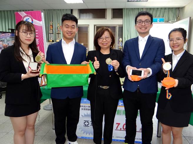由正修科大企業管理系師生團隊參加克羅埃西亞、加拿大、非洲國際發明展，以「可架設手機的免洗杯蓋」及「可收納捲式泡澡浴缸」兩新型專利一舉摘下4金3銀1特別獎。（林雅惠攝）