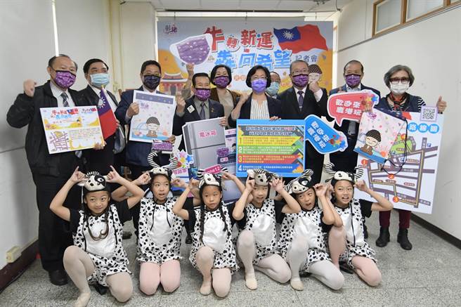 彰化縣慶祝元旦升旗典將於元旦當天上午7時30分在鹿港鎮體育場舉行，還安排健行巡禮鹿港天后宮、新祖宮、城隍廟、公會堂、桂花巷藝術村等古蹟，祈求國泰民安、風調雨順。（吳敏菁攝）