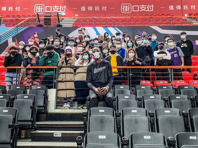 擁有2009年NBA選秀榜眼資歷的攻城獅洋將塔壁，25日出關跟球迷相見歡。(攻城獅提供)