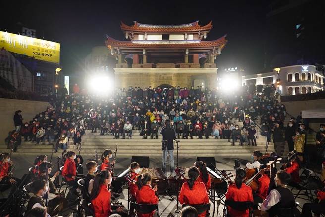 適逢耶誕節，新竹市府邀請東園國小、民富國小、水源國小3校國樂與管弦樂隊演奏音樂會，陪大家歡度佳節。（新竹市府提供／邱立雅竹市傳真）