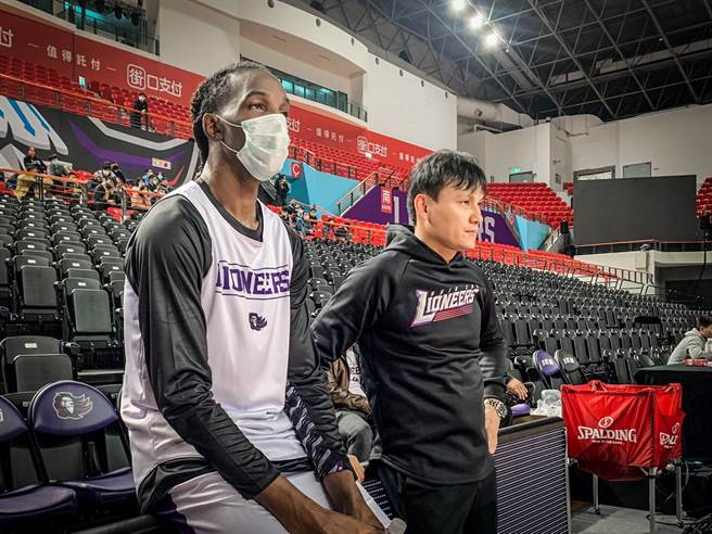 攻城獅洋將塔壁跟顧問陳志忠認真看著球隊訓練狀況。(攻城獅提供)