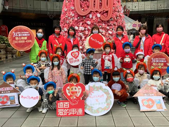 大同幼兒園小朋友到板橋大遠百支持「寒士吃飽30」公益活動。（創世基金會板橋院提供）