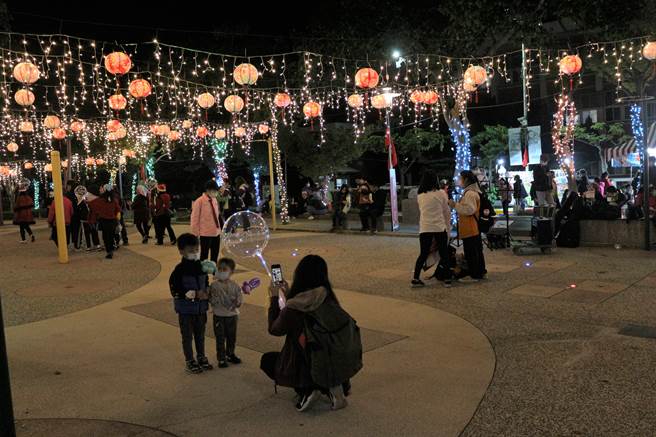 苗栗县耶诞星光演唱会25日热闹登场，县府前广场灯饰闪亮，欢迎民眾打卡拍照。（巫静婷摄）