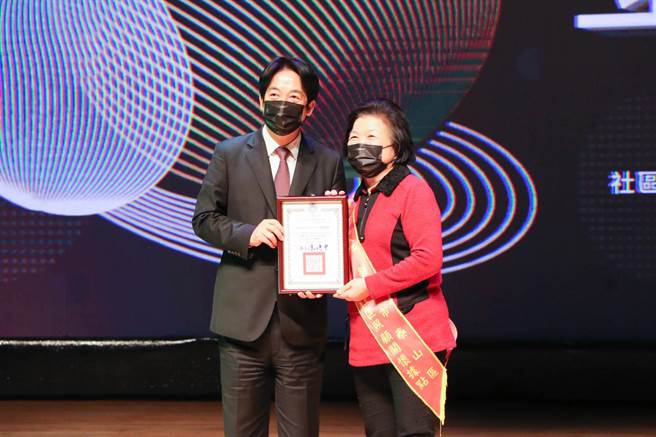 泰山大科社區前理事長蔡黃阿員上台接受副總統賴清德頒發金點之星團體獎獎狀。（泰山區公所提供／李俊淇新北傳真）