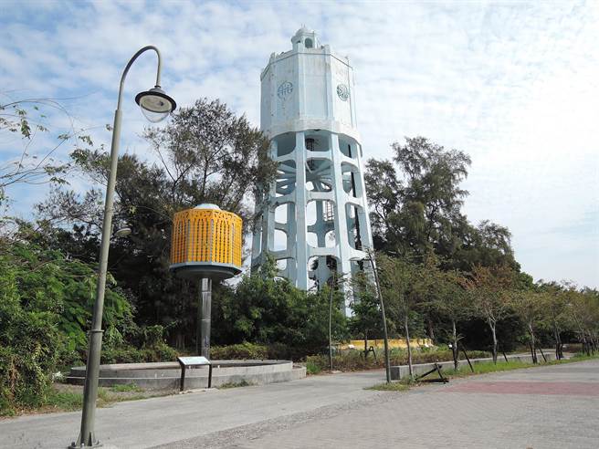 嘉义县定古蹟「朴子水塔」旁的装置艺术品斥资180万元，却长期被閒置。（张毓翎摄）