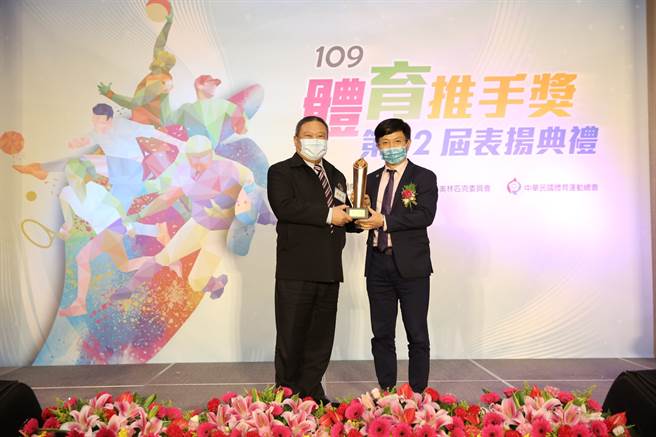 美商贺宝芙长期赞助运动选手，今天获颁体育推手奖，陈昭良总经理(右)从中华奥会主席林鸿道(左)手中获奖。(美商贺宝芙提供)