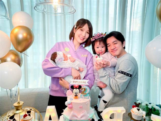 知名港星王祖蓝和华裔小姐冠军李亚男一家四口。(图/ 摘自李亚男微博)