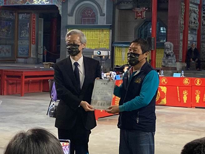 全台首场大型户外国民法官法新制宣导活动25日晚在台南麻豆区代天府广场举行，司法院秘书长林辉煌（左）致赠庙方感谢状。（台南地方法院提供／刘秀芬台南传真）
