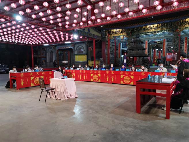 全台首场大型户外国民法官法新制宣导活动，「国民法官模拟法庭」于25日晚在台南麻豆区代天府广场开庭。（刘秀芬摄）