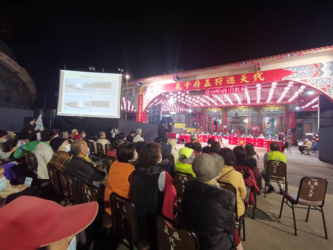 全台首场大型户外国民法官法新制宣导活动，「国民法官模拟法庭」于25日晚在台南麻豆区代天府广场开庭。（刘秀芬摄）