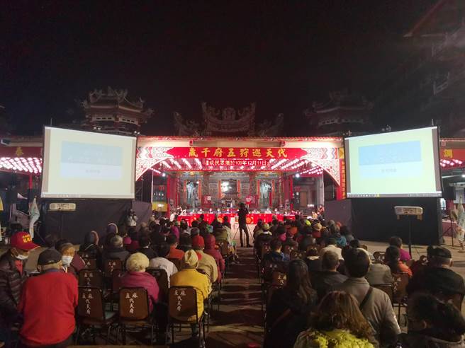 全台首场大型户外国民法官法新制宣导活动，「国民法官模拟法庭」于25日晚在台南麻豆区代天府广场开庭。（刘秀芬摄）