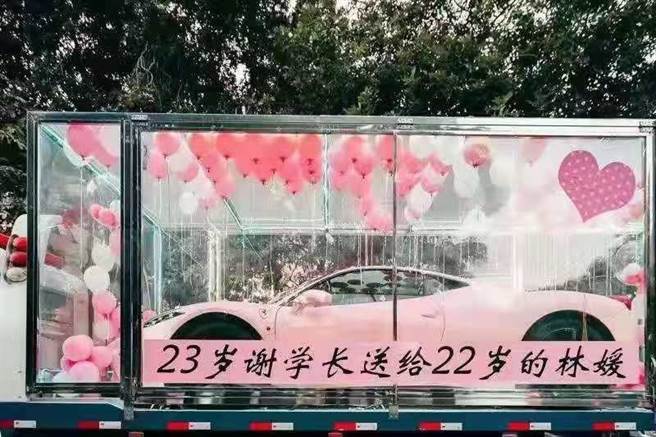 广州中山大学校门口学妹送学长粉红色劳斯莱斯后，隔没多久，网上就出现了学长回赠学妹一部粉红色跑车的贴文，更加露出汽车商炒作的痕迹。(图／微博）