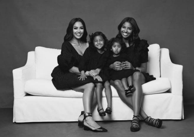 圣诞佳节凡妮莎分享全家福照片，还有去年的圣诞节合照，坚强喊话「在我们心中我们永远在一起」，惹哭球迷。(图/ 摘自Vanessa Bryant IG)