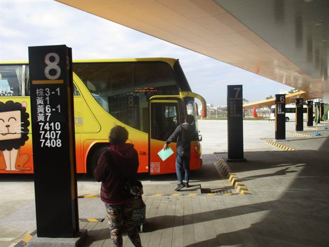 台南市新营转运站25日起试营运，班车均有依规定停靠，运作顺利。（台南市交通局提供）