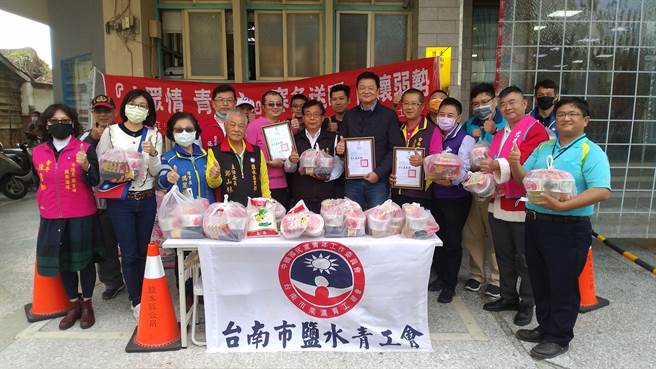台南市盐水区青工会寒冬送暖，募集物资助230户弱势家庭。（台南市盐水区青工会提供／刘秀芬台南传真）