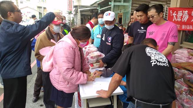 台南市盐水区青工会寒冬送暖，募集物资助230户弱势家庭。（台南市盐水区青工会提供／刘秀芬台南传真）