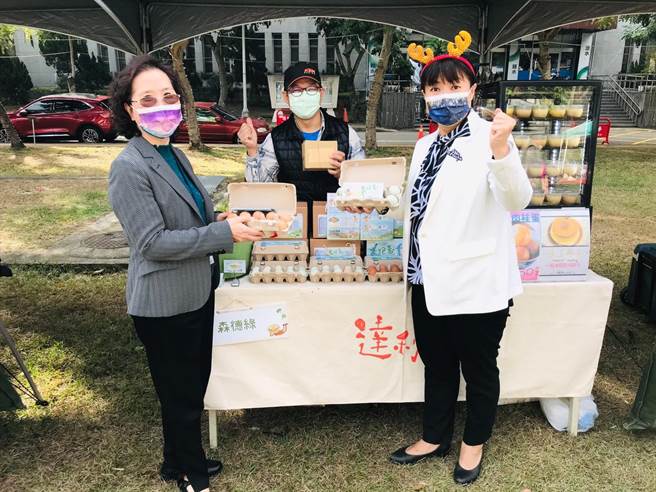 行政院中办执行长蔡培慧（右）为坚持理念的小农拓展行销通路。（行政院中办提供／卢金足台中传真） 