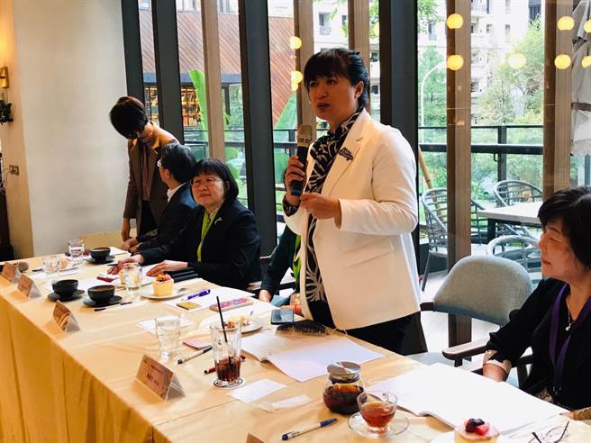 行政院中部联合服务中心执行长蔡培慧，期许妇谘会展现「女力」，协助企业经营与地方发展扮演更重要的角色。（行政院中办提供／卢金足台中传真） 