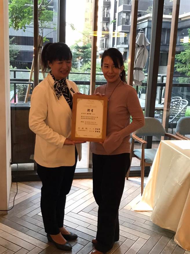 第六届「行政院中区妇女企业谘询委员会」，25日颁发中区妇女企业谘询委员聘书。（行政院中办提供／卢金足台中传真） 