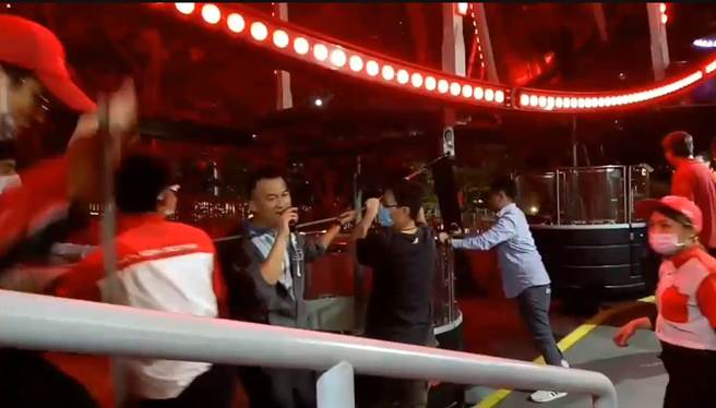 高雄大鲁阁草衙道游乐区摩天轮25日晚间8时43分突然故障停摆，消防局获报后派员前往协助抢救，现场眾人合力拉动摩天轮、逐步救出受困车厢中的14位民眾，所幸无人受伤。（民眾提供／袁庭尧高雄传真）