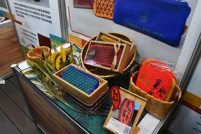 桃园市原民局为打造地方品牌，以「桃原民」作为主题，评选出食品组、非食品组共10项伴手礼商品。（黄婉婷摄）