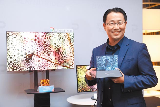 镎创科技及工研院电子与光电系统研究所24日共同宣布进行合作，并串联产官学各界，期能共创兆元新商机。镎创科技执行长李允立表示，镎创除了自行开发相关设备，也会从材料、产线、厂房等面向携手合作伙伴，提高量产性。图／顏谦隆