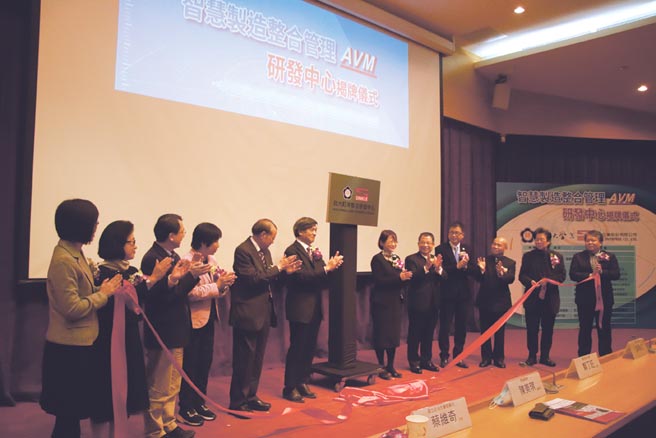 产官学共同携手打造智慧制造，町洋企业和政大合作成立「政大-町洋联合研发中心」，并获得科技部补助。图／业者提供