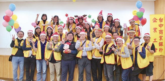 台中银行总经理贾德威（前排左五）呼应员工及眷属热情的加码声中，再抽出增加奖。图／台中银行提供