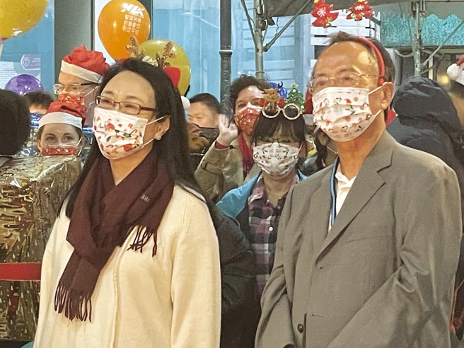 威盛举行耶诞市集义卖活动，董事长陈文琦（右）及宏达电董事长王雪红夫妇一同出席，并戴上应景的耶诞造型口罩及头饰。图／苏嘉维