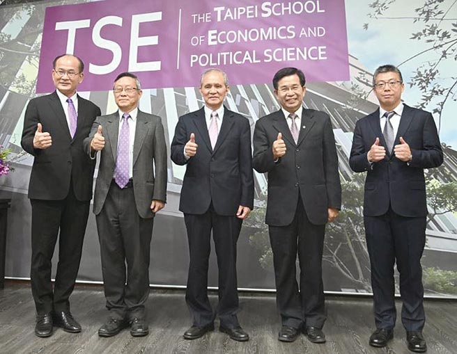 台北政经学院筹办人黄煌雄说，TSE将成为一所享有世界性声望的学府。图／江富满