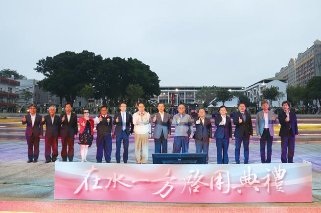 南臺科大校長盧燈茂（右七）帶領校內主管及與會貴賓於「在水一方」親水域廣場啟用典禮後大合影。圖／郭文正